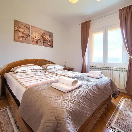 Apartment Pina *
